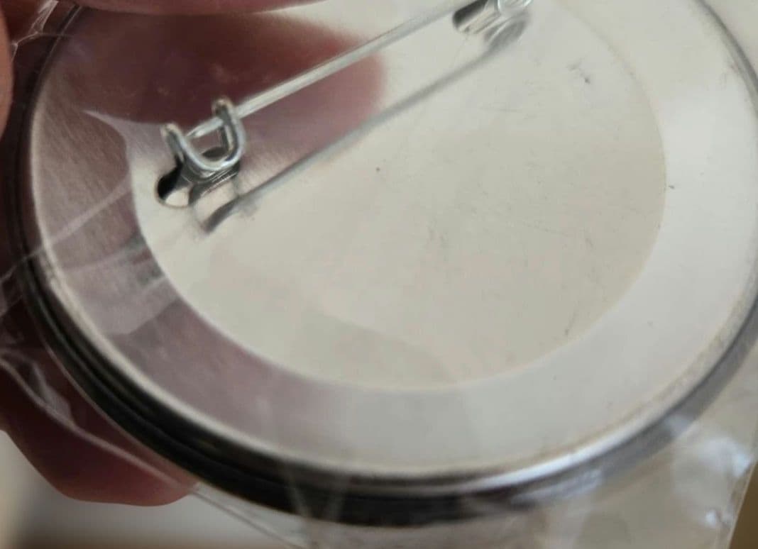 Innocent Grey 花葬　缶バッジ