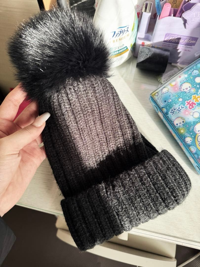 ブラックリブ編みニット帽・ポンポン付き