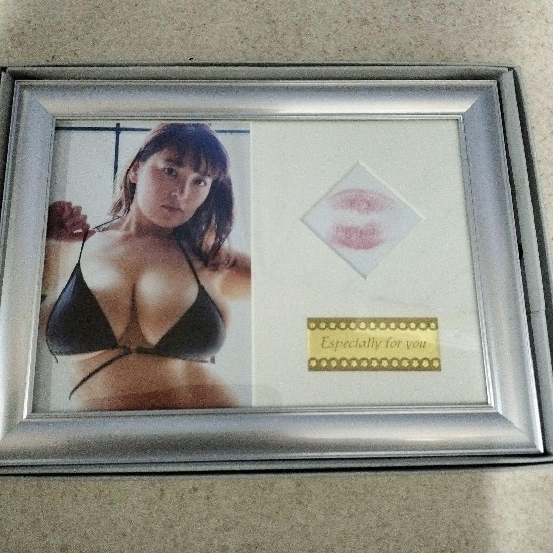 柳瀬早紀　キスマーク付きフレーム入りアート