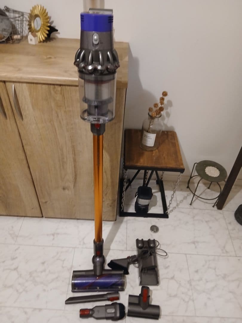 ち*ん様 Dyson V10 Fluffy 充電ドック付／付属品多数／動作良好