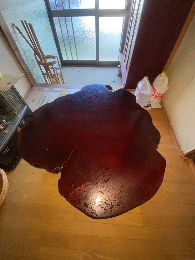 天然木　濃い赤色の自然形状座卓