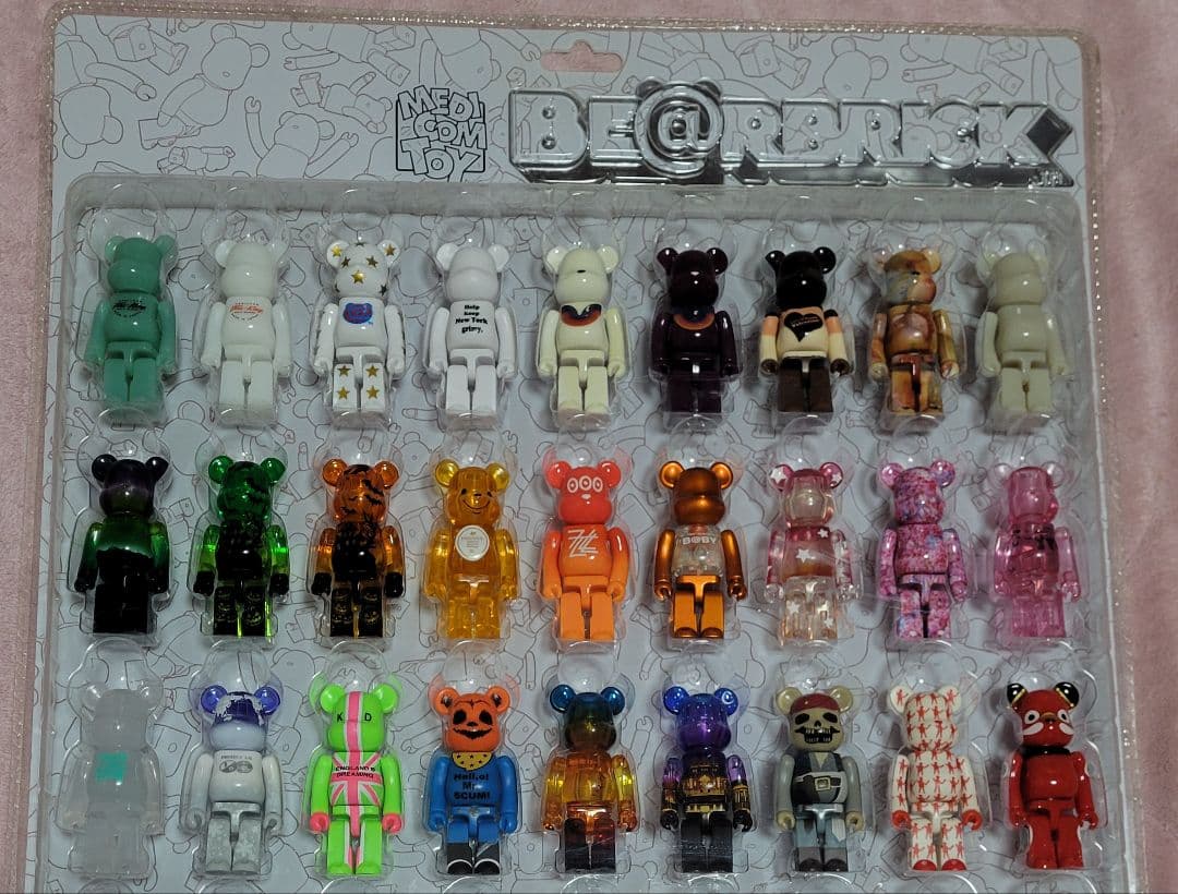 ベアブリック100% 未使用 45体ブリックボード付