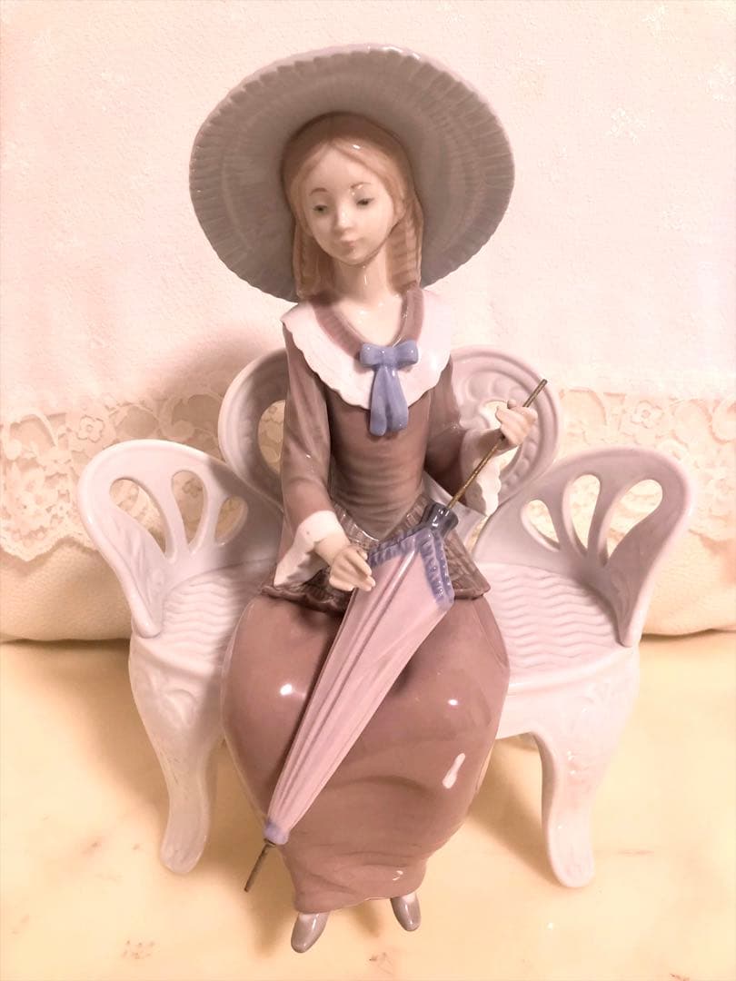 リヤドロ　LLADRO【ベンチに座る女性】WATING IN THA PARK