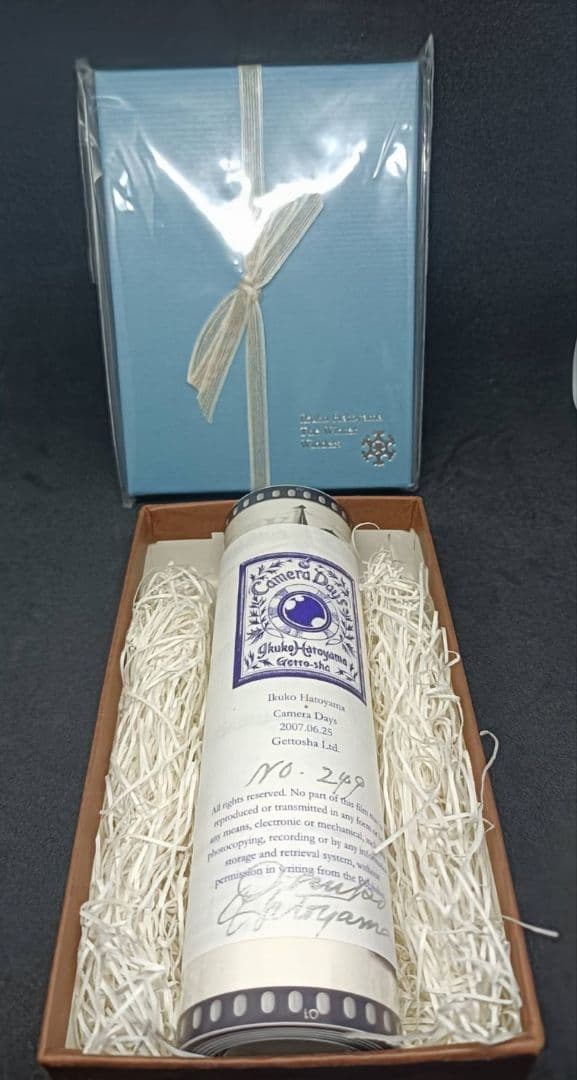 鳩山郁子　豆本と、サイン入りCAMERA Ｄａｙｓのフィル厶、（上箱無し）ら２個