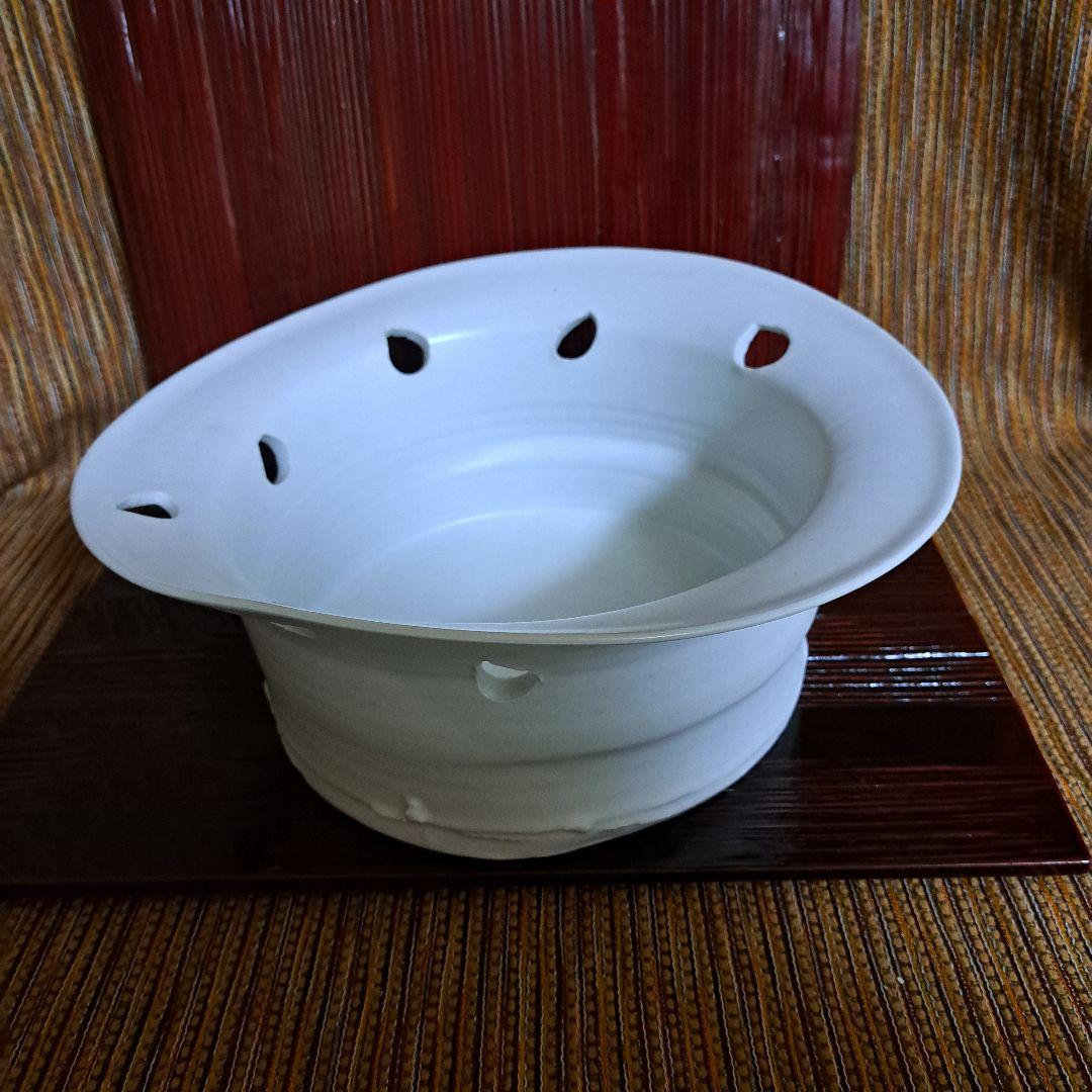 黒田泰蔵の白磁の楕円形器穴あきデザイン