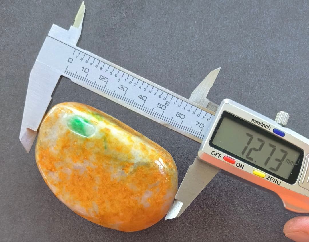 ミャンマー産本翡翠（ジェダイト）の原石（194ｇ）