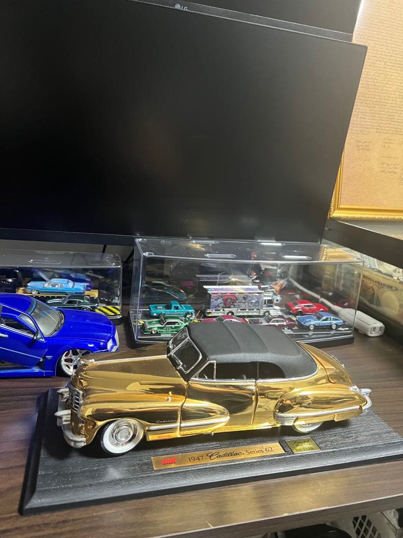 1947 キャデラック ゴールド　金色　1/18 ミニカー