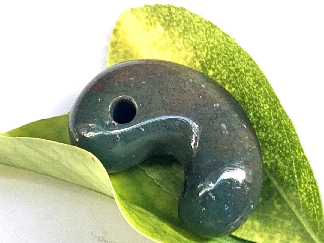 ✳20万円以上の品　赤斑文点入り1点物　出雲青緑【碧玉】勾玉　鑑別書付き半額以下