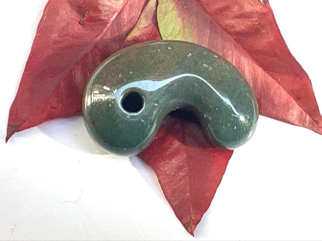 ✳20万円以上の品　赤斑文点入り1点物　出雲青緑【碧玉】勾玉　鑑別書付き半額以下