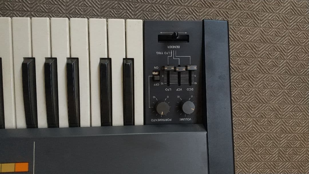 鍵盤楽器 Roland JUNO-106