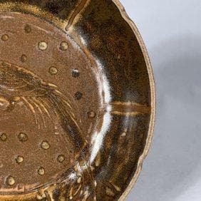 鳥の彫刻の茶色漆器椀