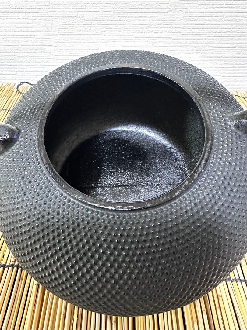 未使用品、付属品付　南部雲南堂鍋元造１５型丸平形アラレ　鉄瓶　南部鉄瓶　南部鉄器