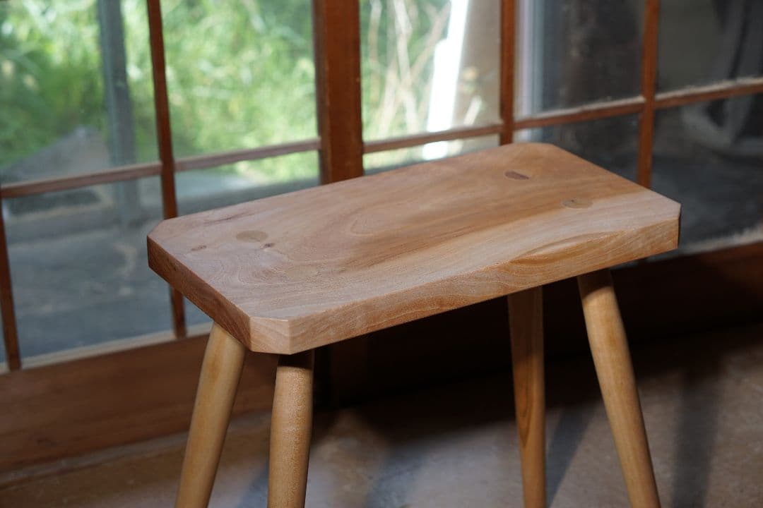 〜ふと触れたくなる無垢の家具を日常に〜 コントラストが映える桜の一枚板スツール