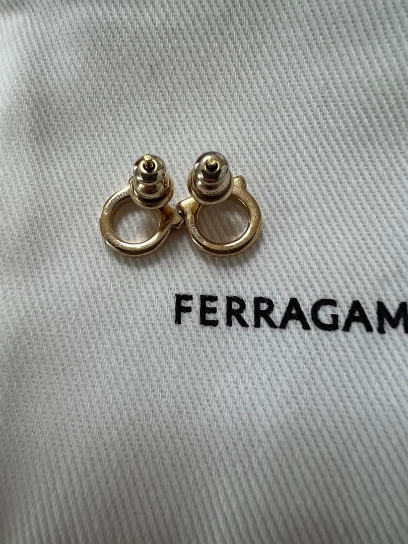 フェラガモ ピアス ゴールド ガンチーニ　S