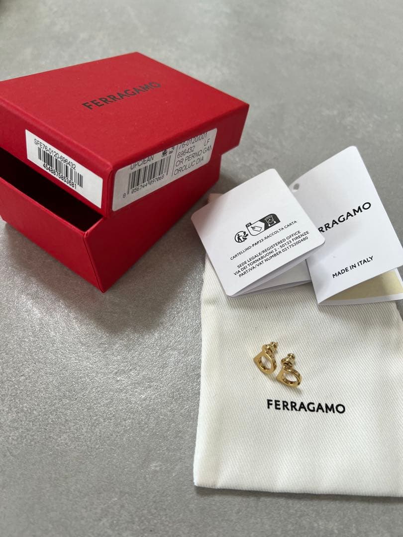フェラガモ ピアス ゴールド ガンチーニ　S