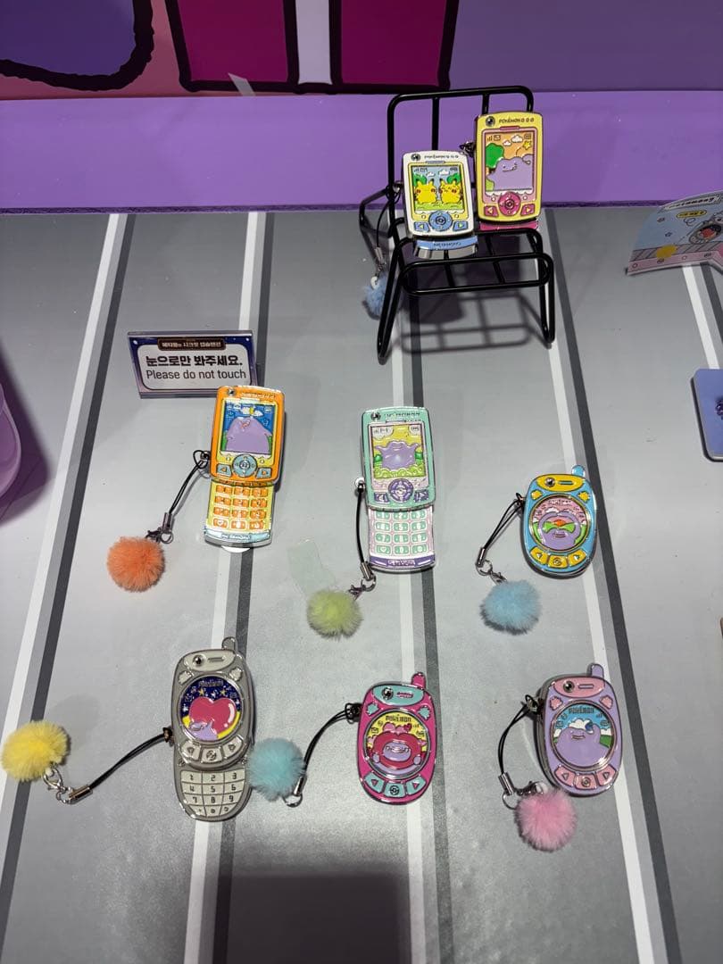 メタモン　韓国popup ガチャ　ランダム　ピンバッチ　4点セット