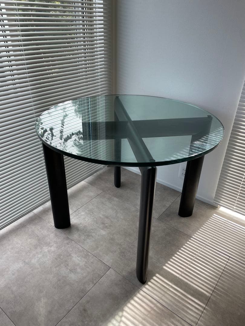 コルビジェ　リプロダクト　ガラス天板　ダイニングテーブル　二人暮らし