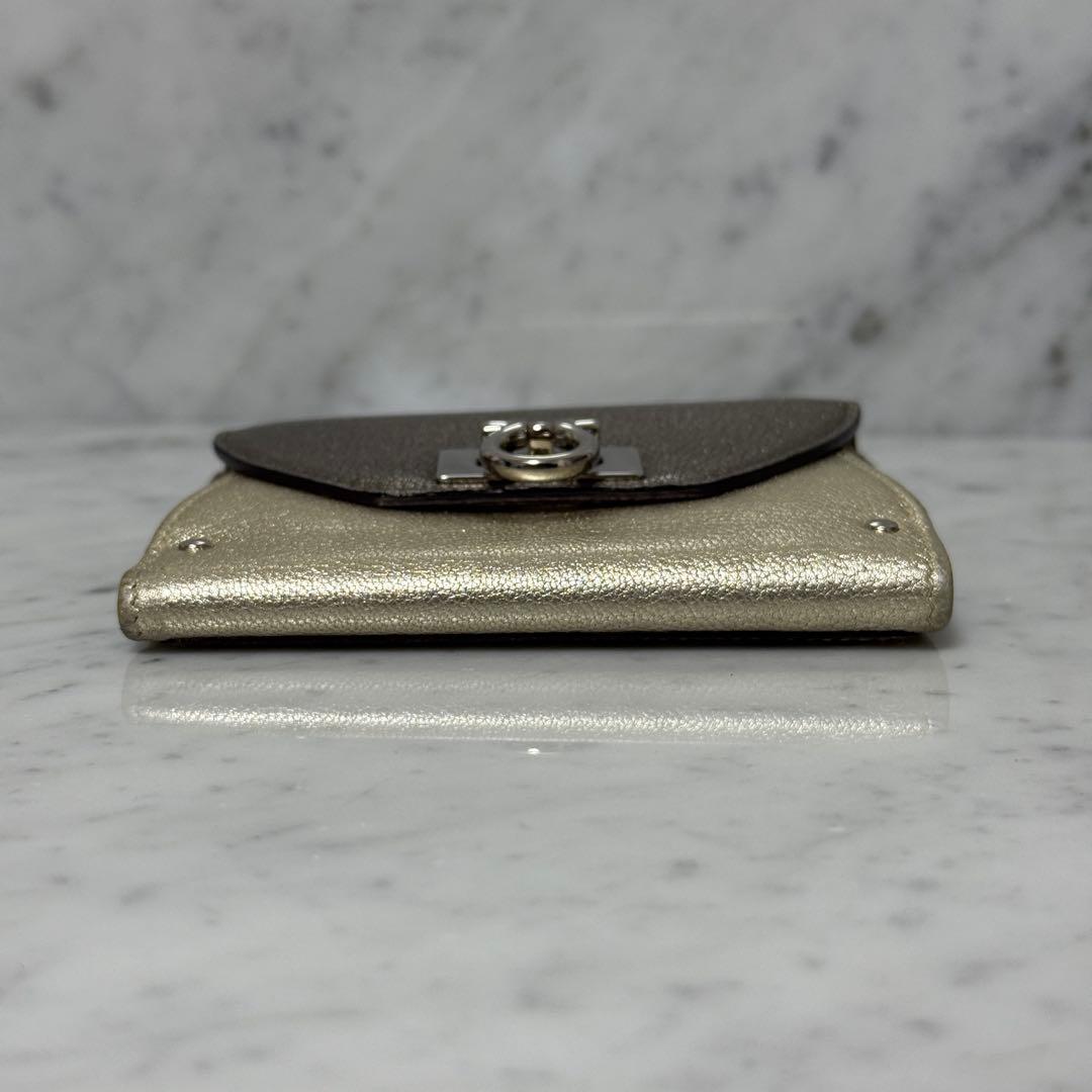 サルヴァトーレフェラガモ ゴールド シルバー 二つ折り財布 ガンチーニ