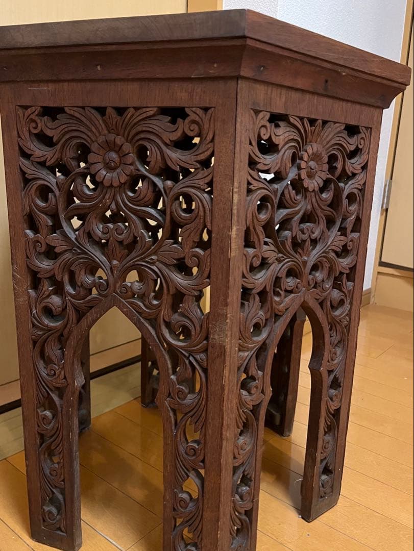 木彫りアンティーク　サイドテーブル 62cm