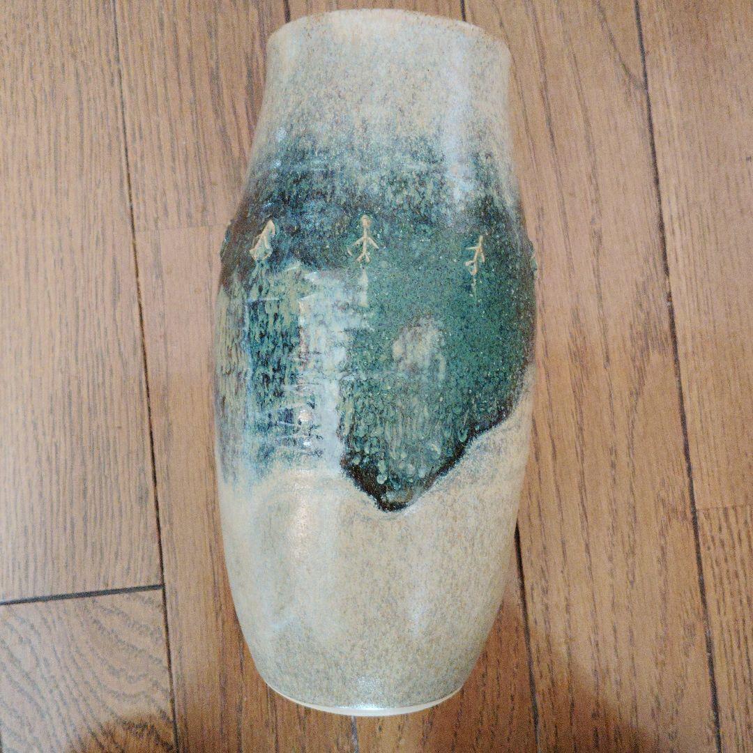 京都清水焼。谷口良三作 緑とベージュの花瓶 人のシルエット彫刻入り