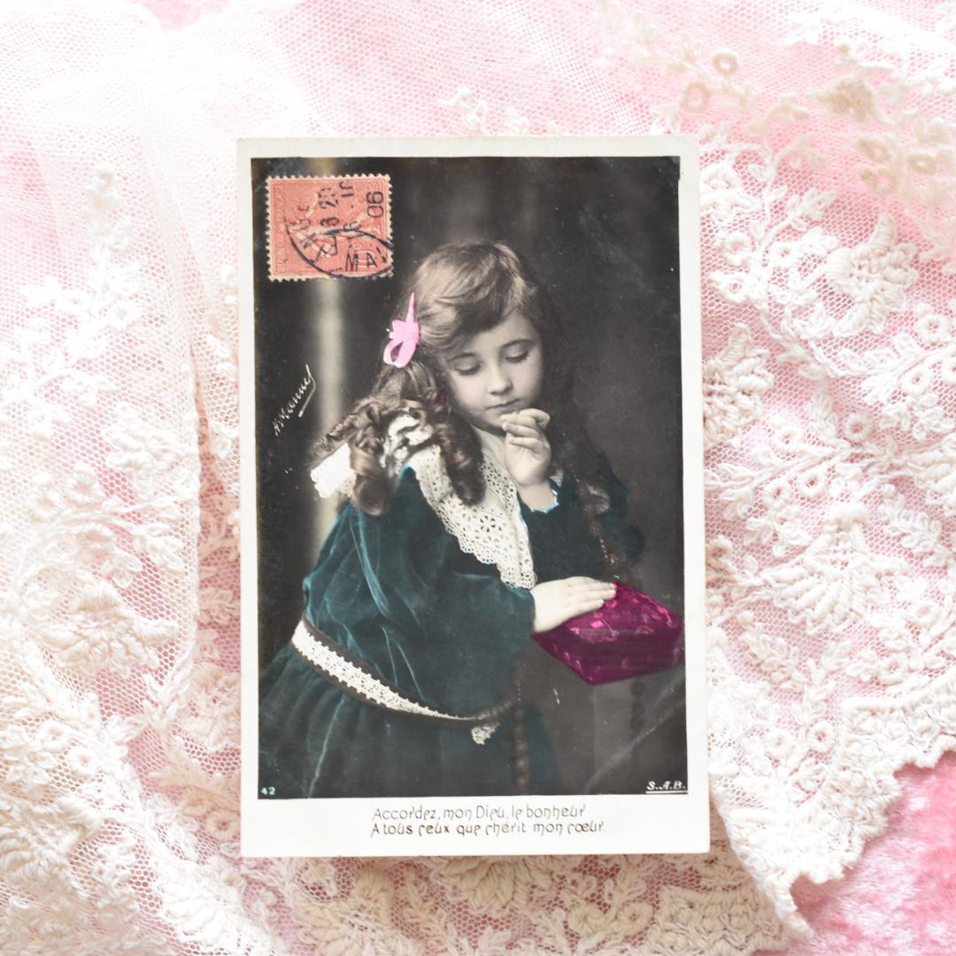 アンティークポストカード　ロザリオを見つめる美しい少女