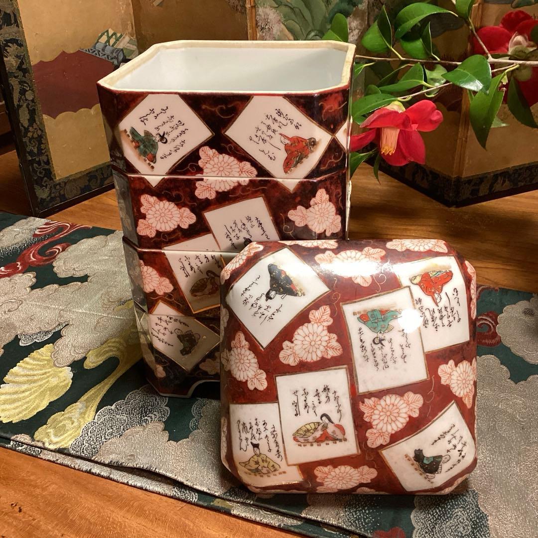 A1040 時代物　九谷焼　金襴手　百人一首カルタ紋様　４段重箱　（箱付）