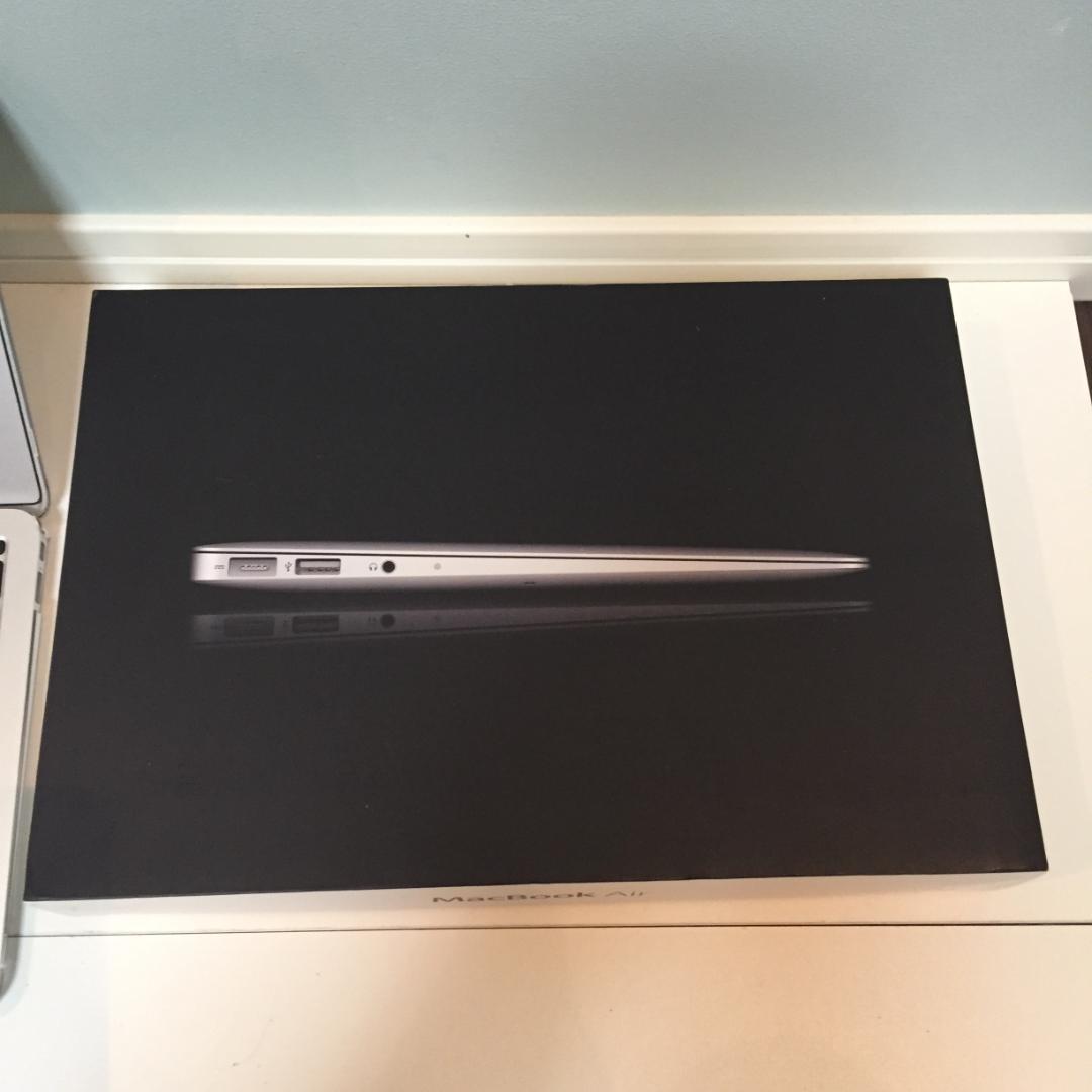 【美品難有箱付】 MacBook Air 11' Core-i7 充放電：34回