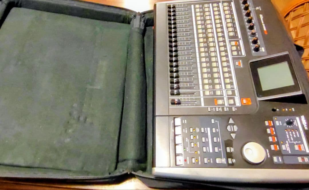 トラックレコーダー TASCAM 2488neo（バッグ付）