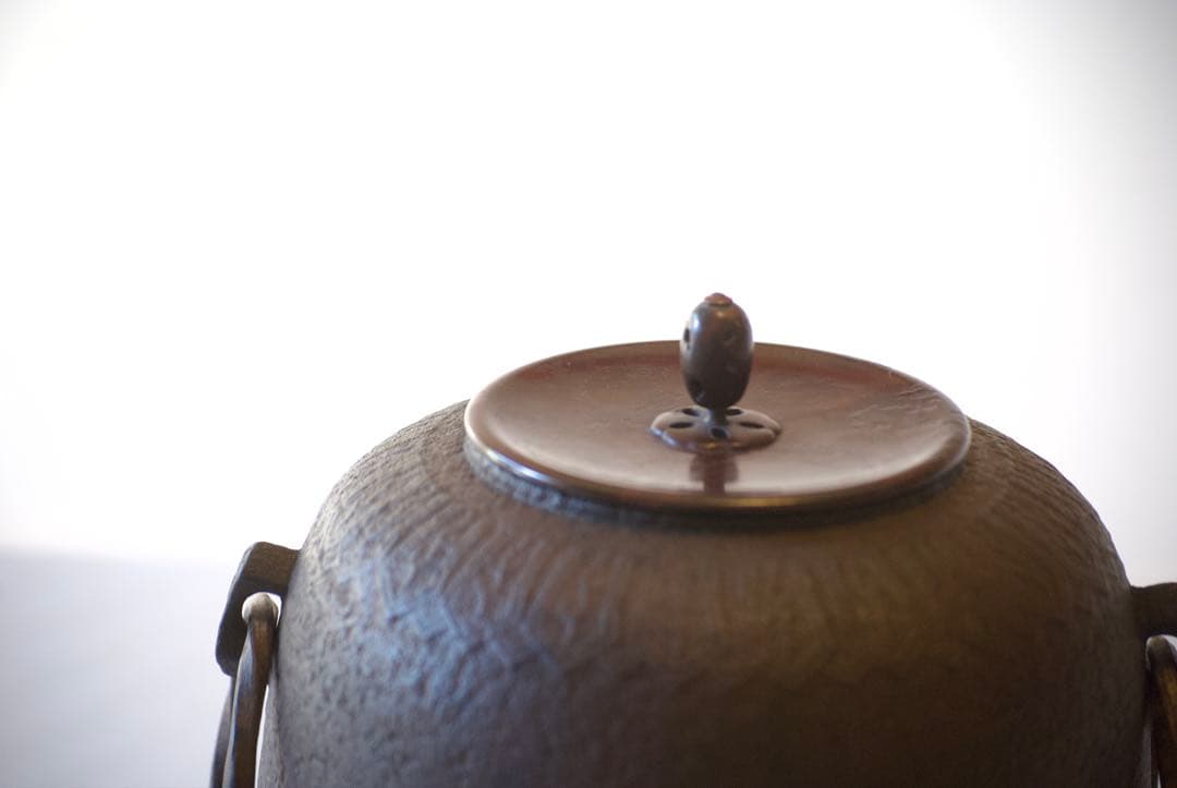 侘びと雅をたたえる銘釜 忠三郎 作 × 東玉堂箱書付　侘びを纏う上質な茶釜