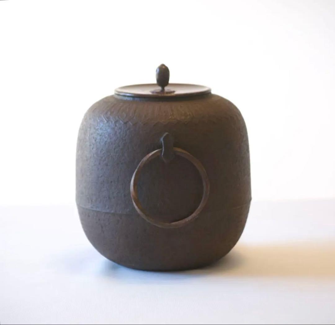 侘びと雅をたたえる銘釜 忠三郎 作 × 東玉堂箱書付　侘びを纏う上質な茶釜