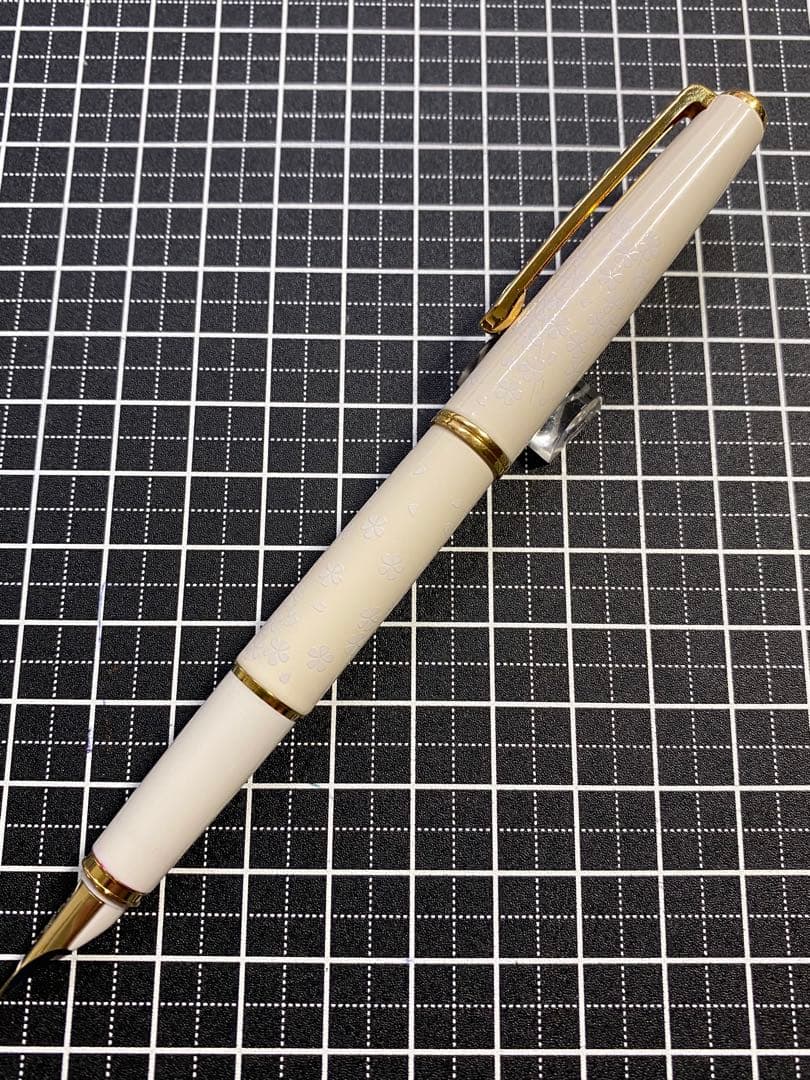PILOT LADY WHITE SAKURA 万年筆　字幅F