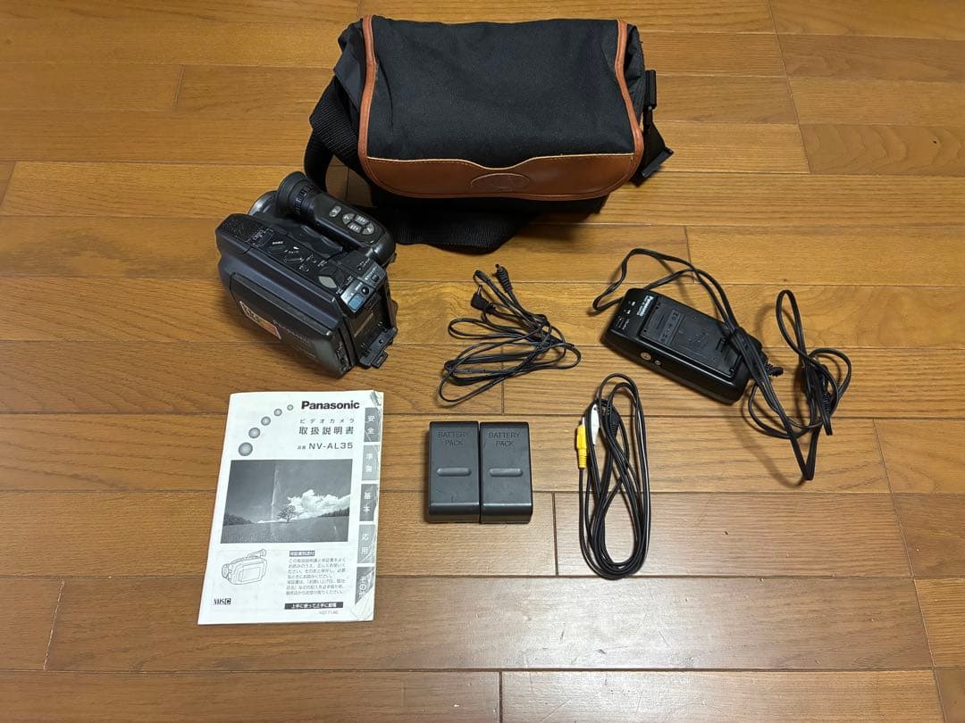 【vhs-c 稼働品】ビデオカメラ 付属品・説明書付き（再生のみ）