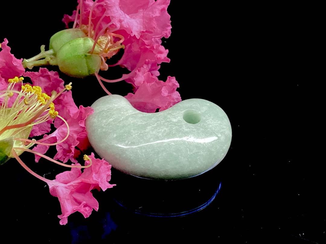 ✳綺麗な肌目の勾玉を‼️ 糸魚川翡翠本物硬玉‼️ お身近の守護石*お守りに　鑑別書付