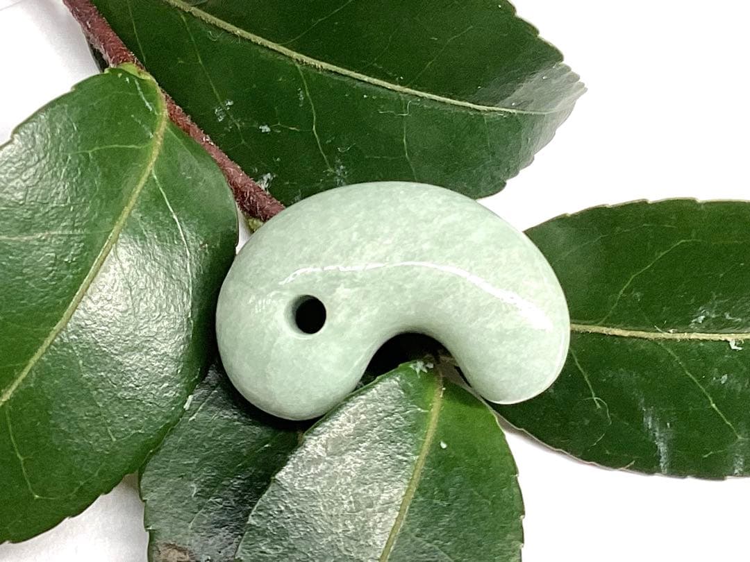 ✳綺麗な肌目の勾玉を‼️ 糸魚川翡翠本物硬玉‼️ お身近の守護石*お守りに　鑑別書付