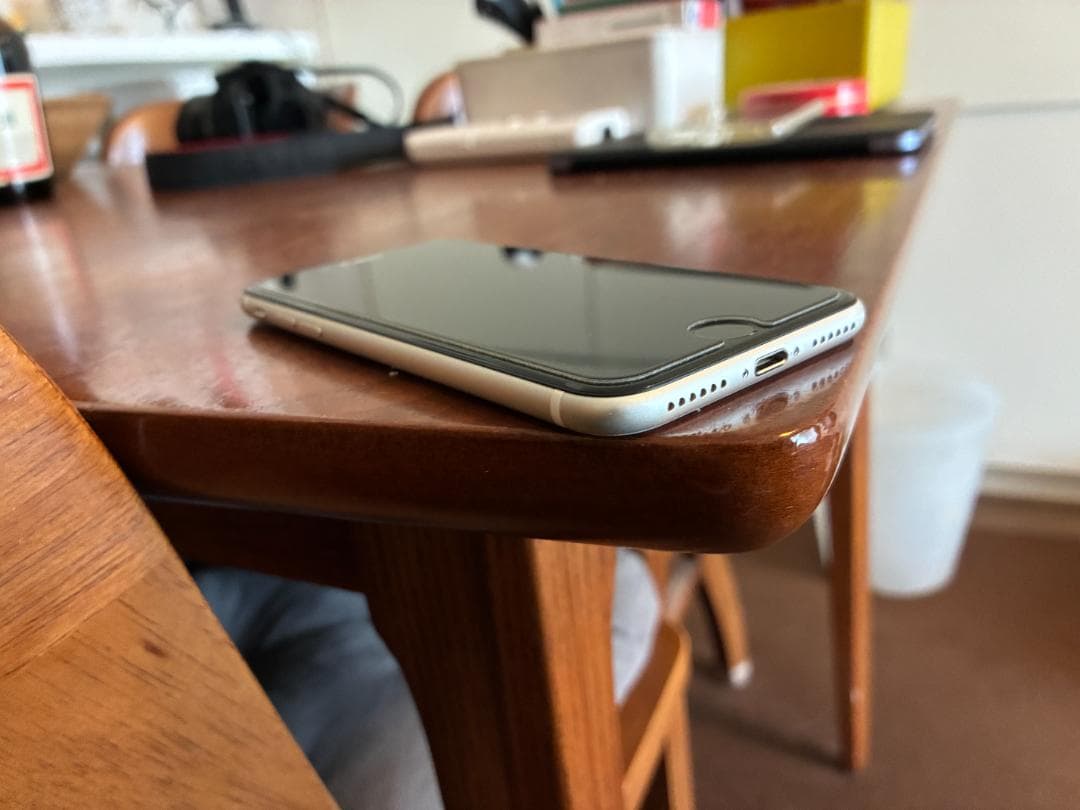 Apple iPhone SE2 128GB ホワイト バッテリ−100％