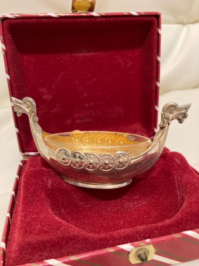 銀製バイキング船型容器とスプーン