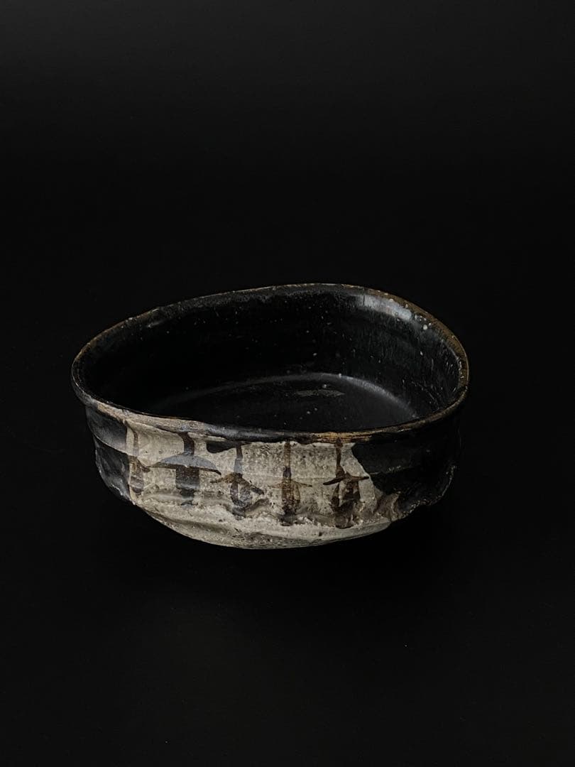 黒織部沓形茶碗 吊柿文様 共箱