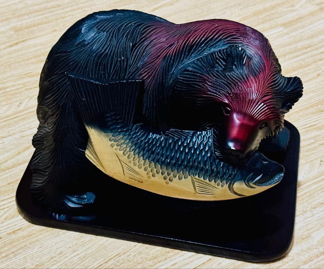 クマと魚の木製置物
