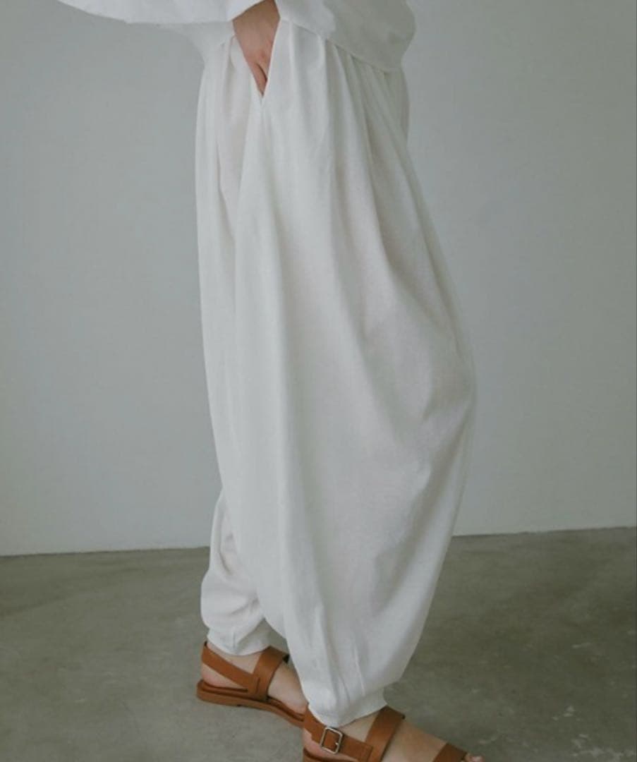 新品！ETRETOKYO ウエストギャザーバルーンカットパンツ　ホワイトMサイズ