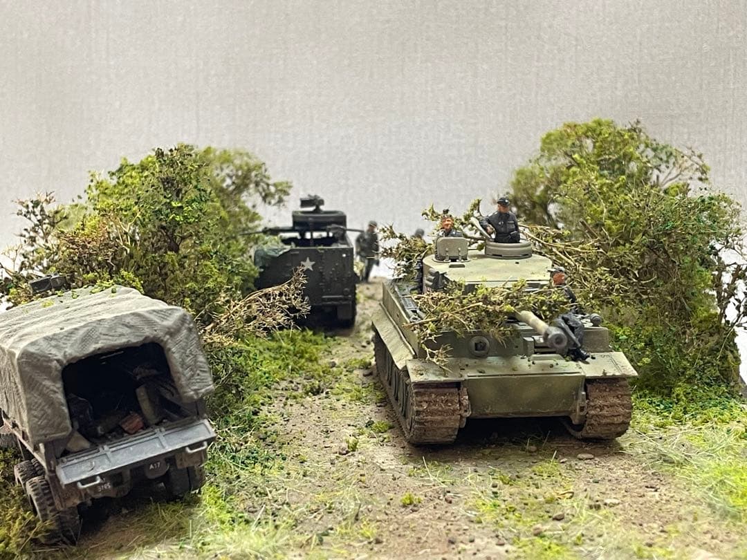戦車ジオラマ　1/72 ドイツタイガー戦車とUS装甲車+カーゴトラック