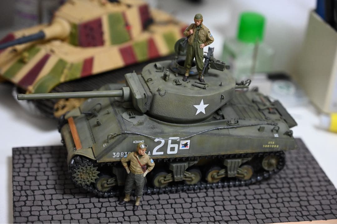 1/35 M4A3E2戦車＋フィギュア2体　セット