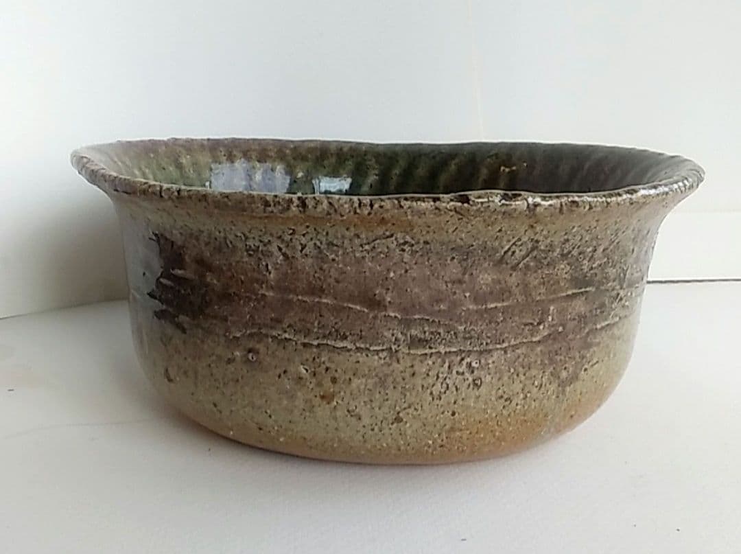 宇宙…自然を造形に造り変えた稀有な作家長倉翠子さんの深鉢です。