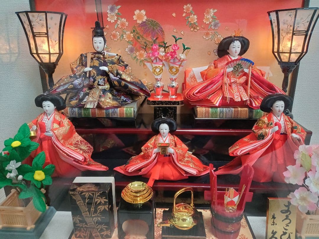 伝統的なひな人形セット
