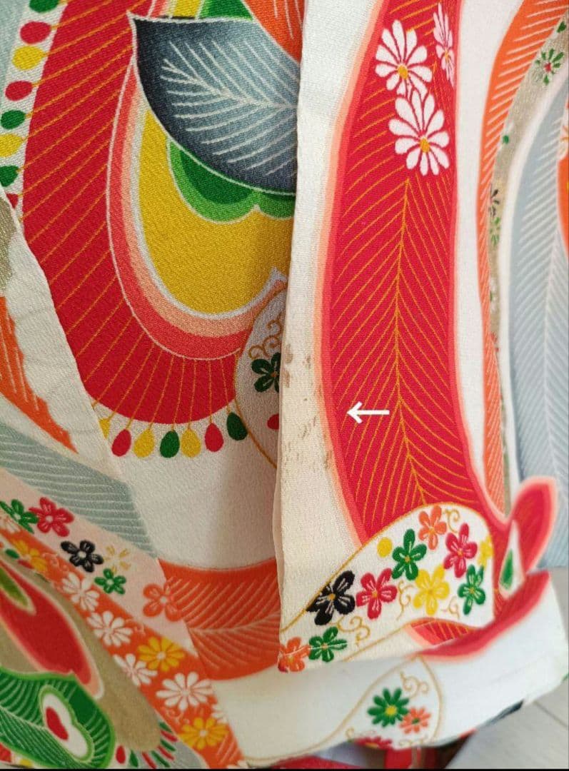 アンティーククリーム色にカラフル模様の着物単品☆2歳から3歳