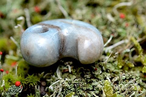 【入りコン沢・青・高品質】糸魚川翡翠輝石・勾玉　約8.1g・2.3cm