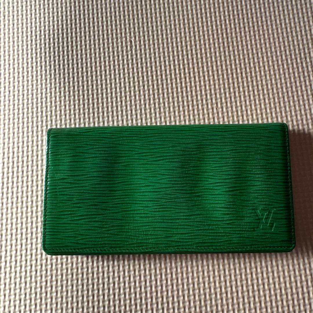 【新品未使用】ルイ・ヴィトン 二つ折り財布 緑