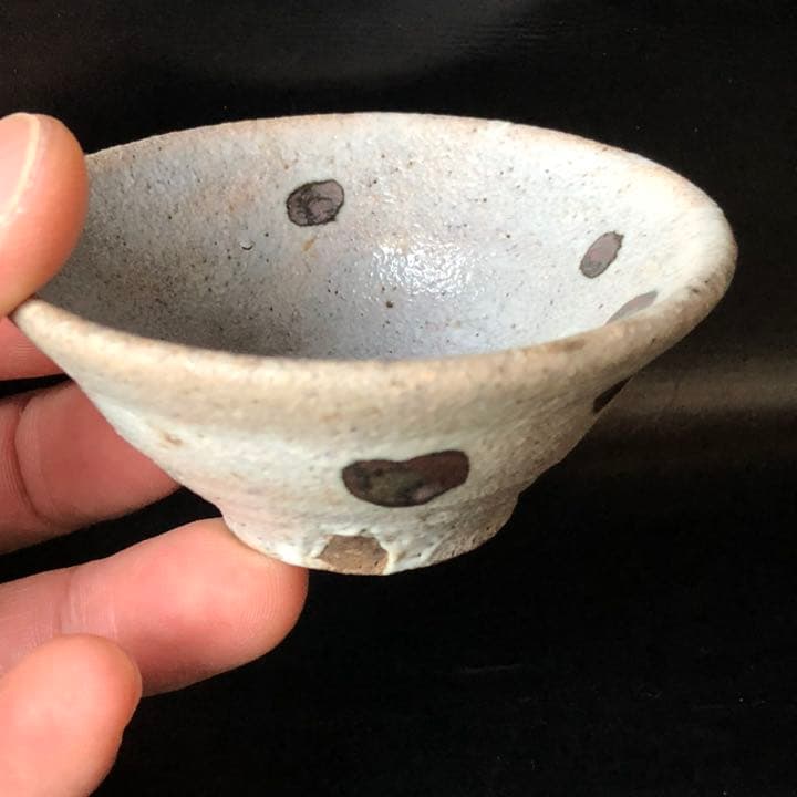 人間国宝古美術◼️蔵から、また凄そうな雰囲気の陶器が出て来ました。お猪口？ぐい呑？