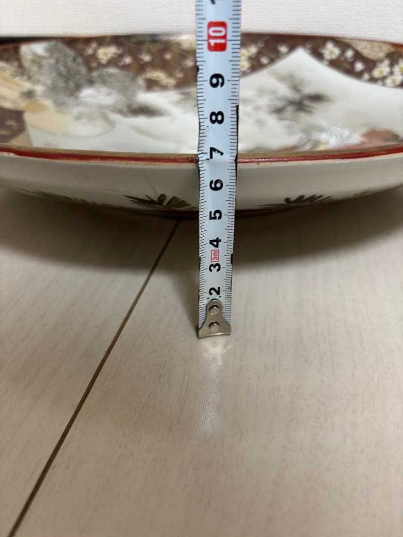 九谷焼 金彩飾の大皿　和装人物画／梅花文様／裏銘有り