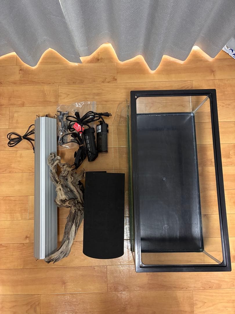 だぃすけ　水槽セット ライト ヒーター ポンプ マット ガラス蓋　流木付き