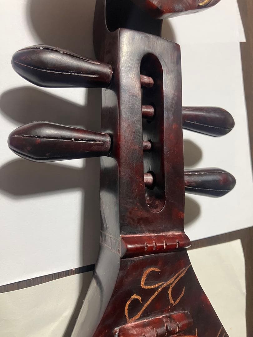 伝統的弦楽器 赤色(骨董品、800年歴史あるアンティーク）